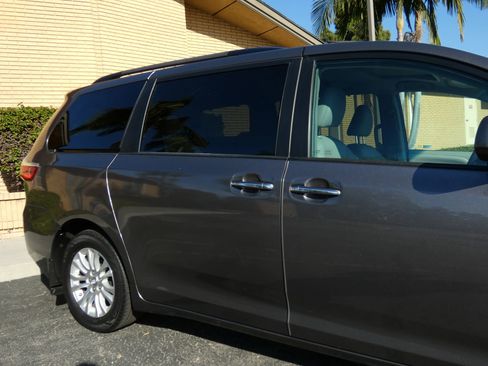 Used 2017 Toyota Sienna XLE image 7