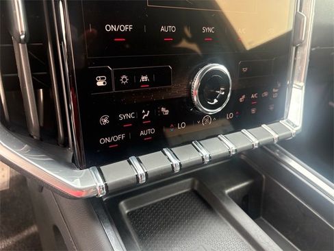 Used 2025 GMC Acadia Elevation image 13