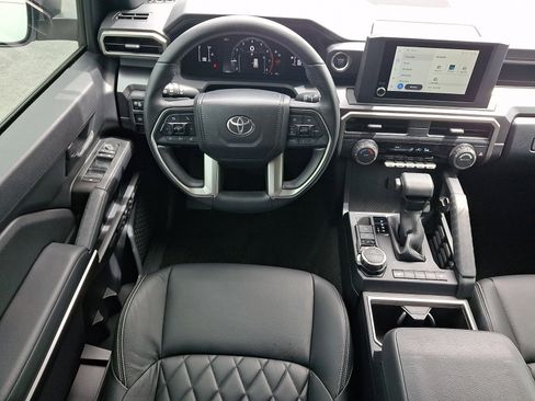 Used 2025 Toyota 4Runner SR5 AWD/4WD image 11
