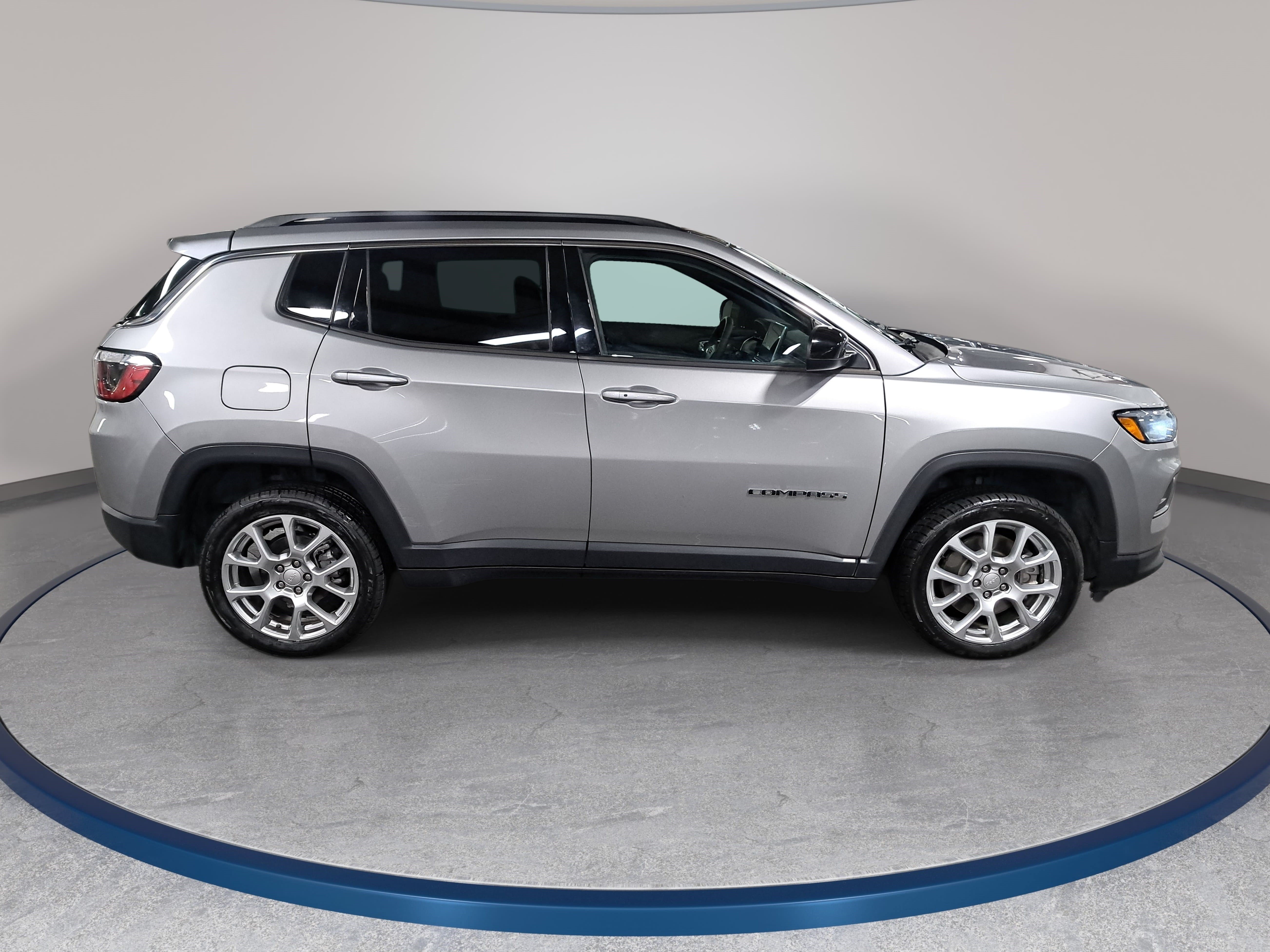 Used 2023 Jeep Compass Latitude w/ Sun and Sound Group AWD/4WD image 4