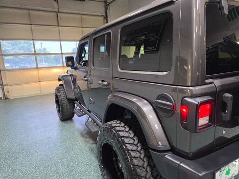 Used 2019 Jeep Wrangler Unlimited Sahara w/ Uconnect 4C Nav & Sound Group AWD/4WD image 10
