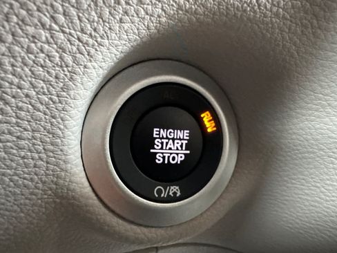 Used 2024 Chrysler Pacifica Touring-L FWD image 25