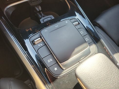 Used 2021 Mercedes-Benz GLB 250 4MATIC w/ Premium Package image 36