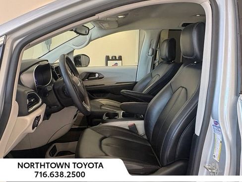 Used 2024 Chrysler Pacifica Touring-L FWD image 9