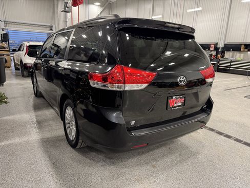Used 2013 Toyota Sienna XLE image 30