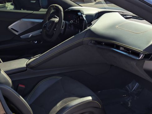 Used 2021 Chevrolet Corvette Stingray Premium Cpe w/ Z51 Performance Package image 19