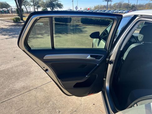 Used 2016 Volkswagen Golf S image 17