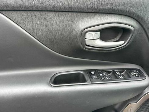 Used 2023 Jeep Renegade Latitude image 10