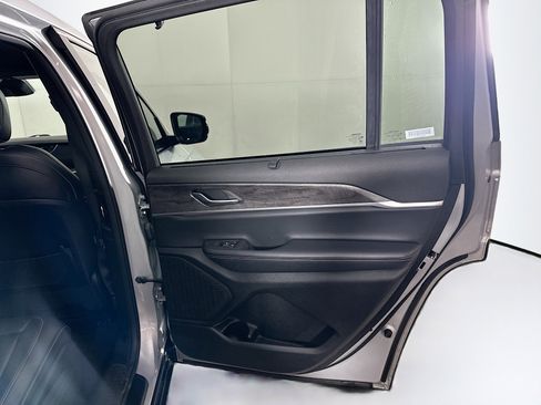 Used 2024 Jeep Grand Cherokee L Limited w/ Luxury Tech Group II image 33