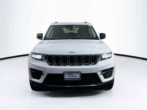Used 2023 Jeep Grand Cherokee Laredo image 2