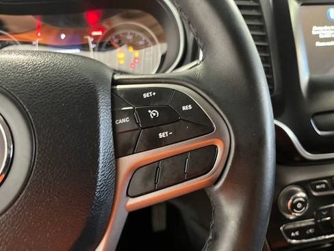 Used 2019 Jeep Cherokee Latitude Plus FWD image 27
