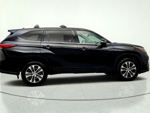 Used 2020 Toyota Highlander XLE AWD/4WD image 4