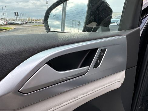 New 2025 Volkswagen Taos SE image 17