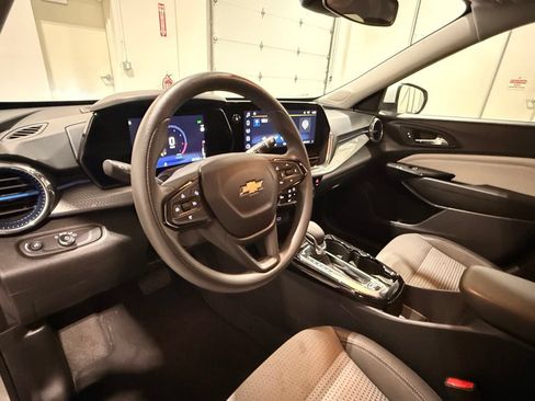 Used 2025 Chevrolet Trax LT FWD image 15