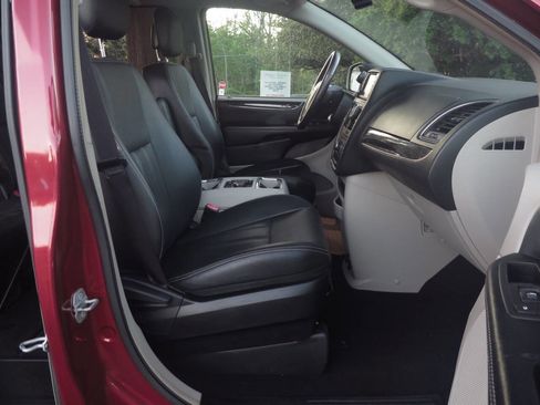 Used 2016 Chrysler Town & Country Touring w/ Driver Convenience Group FWD image 16