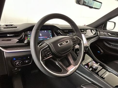Used 2023 Jeep Grand Cherokee Overland w/ Luxury Tech Group IV AWD/4WD image 13