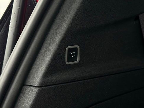 Used 2025 Chrysler Pacifica Limited image 12