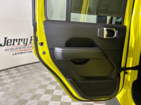 Used 2023 Jeep Wrangler Unlimited Sahara AWD/4WD image 20