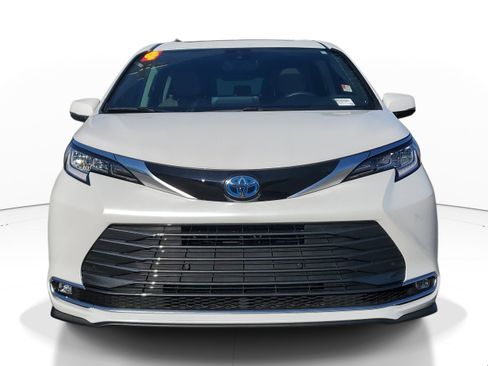 Used 2024 Toyota Sienna Limited image 2