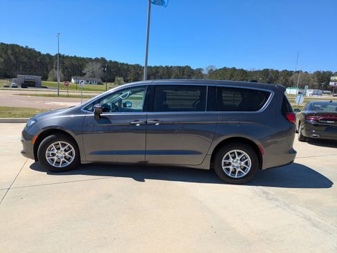 Used 2022 Chrysler Voyager LX image 9