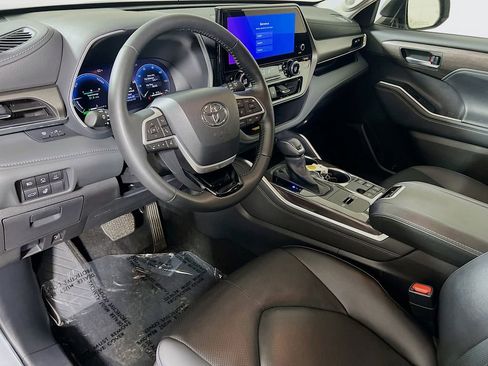 Certified 2025 Toyota Highlander Limited AWD/4WD image 10