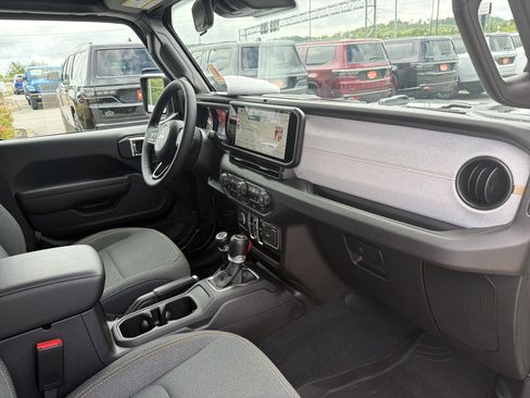 Used 2025 Jeep Gladiator Sport AWD/4WD image 28