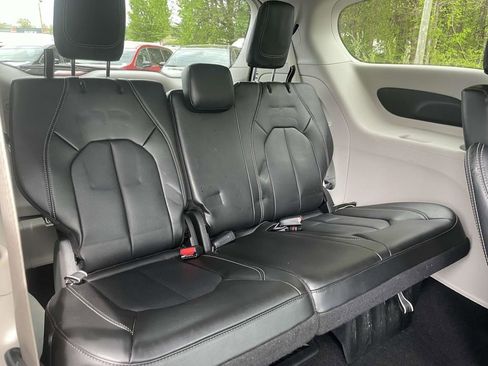 Used 2024 Chrysler Pacifica Touring-L image 19
