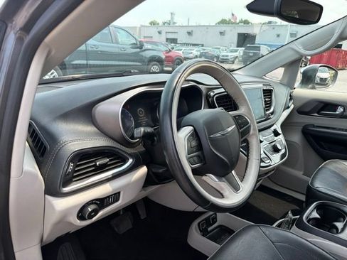 Used 2019 Chrysler Pacifica Limited FWD image 16