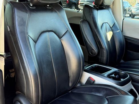 Used 2023 Chrysler Pacifica Touring-L image 9
