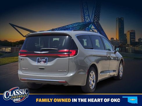 Used 2023 Chrysler Pacifica Limited FWD image 7