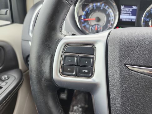 Used 2011 Chrysler Town & Country Touring-L w/ Entertainment Group #2 FWD image 32