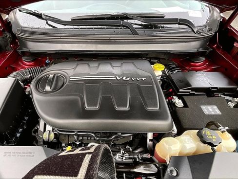 Certified 2019 Jeep Cherokee Latitude w/ Popular Appearance Group image 9