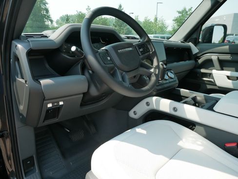 New 2025 Land Rover Defender 110 X-Dynamic SE image 3