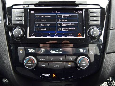 Used 2020 Nissan Rogue SV w/ Premium Package image 28