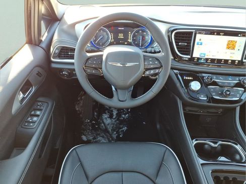 New 2026 Chrysler Pacifica Limited w/ Uconnect Theater Family Group image 17