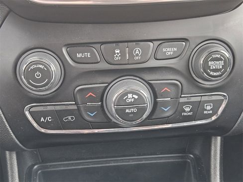 Used 2023 Jeep Cherokee Altitude Lux image 15