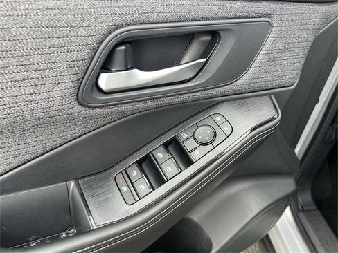 Used 2021 Nissan Rogue SV image 15