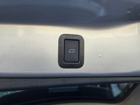 Certified 2018 Toyota Highlander LE w/ Carpet Mat Package (TMS) FWD image 23