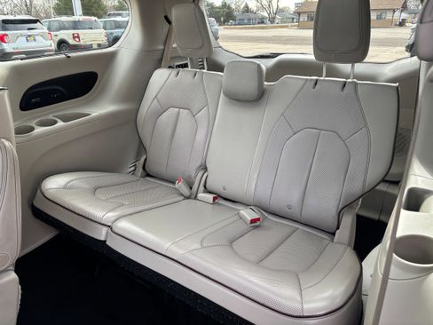 Used 2017 Chrysler Pacifica Limited w/ UConnect Theater Package image 15