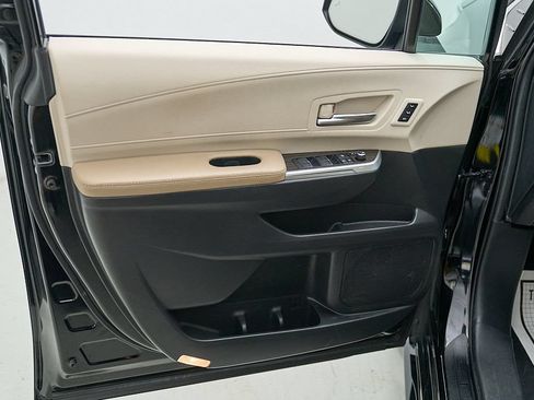 Used 2024 Toyota Sienna Limited AWD/4WD image 9