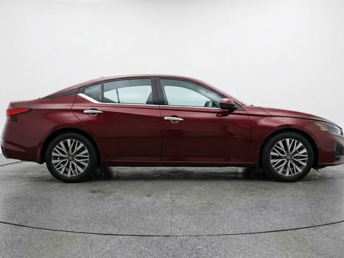 Used 2025 Nissan Altima 2.5 SV image 9