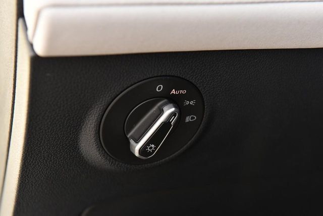 Used 2025 Volkswagen Taos SE w/ Panoramic Sunroof Package FWD image 10