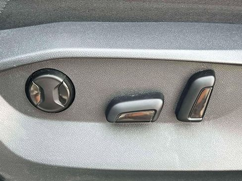 Used 2024 Volkswagen Tiguan SE image 28