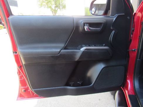 Used 2019 Toyota Tacoma TRD Sport image 14