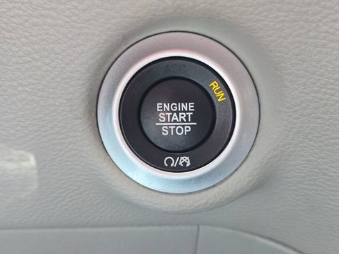 Used 2023 Chrysler Pacifica Limited FWD image 78