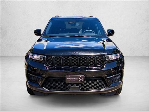 Used 2023 Jeep Grand Cherokee Altitude AWD/4WD image 2
