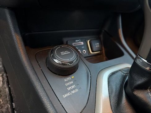 Used 2016 Jeep Cherokee Latitude w/ Cold Weather Group image 22