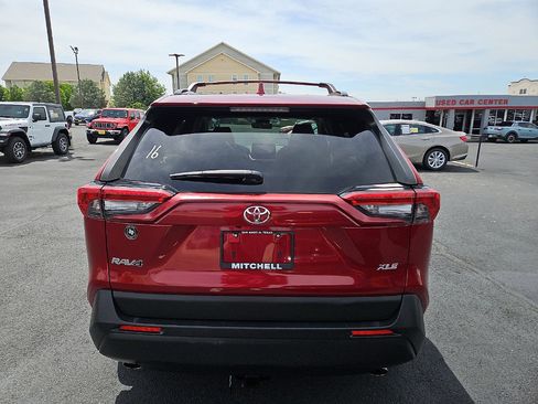 Used 2020 Toyota RAV4 XLE Premium FWD image 4