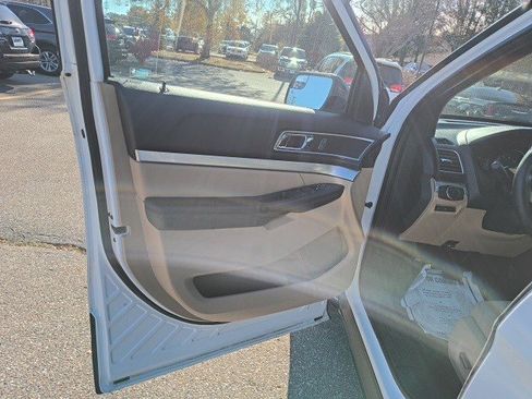 Used 2016 Ford Explorer XLT w/ Equipment Group 201A image 9