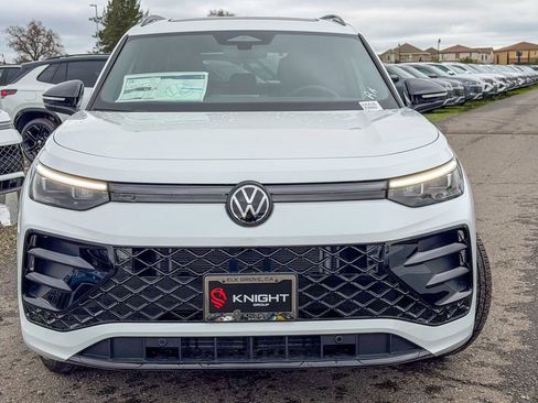 New 2026 Volkswagen Tiguan SE R-Line image 4